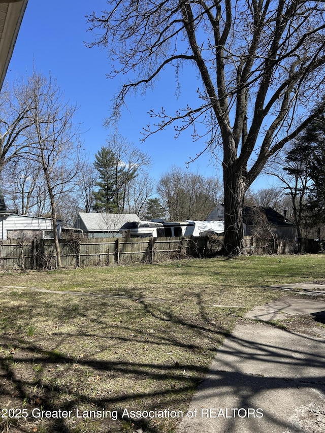 1909 W Holmes Rd, Lansing, MI 48910 - view of yard with fence