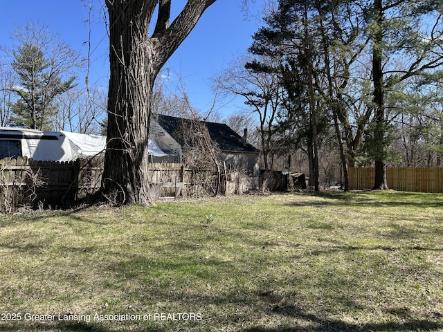 1909 W Holmes Rd, Lansing, MI 48910 - view of yard featuring fence