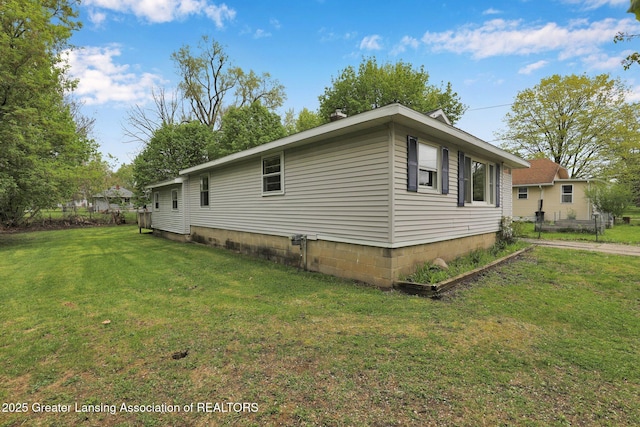 218 W Thomas St, Lansing, MI 48906 - view of side of home featuring fence and a lawn