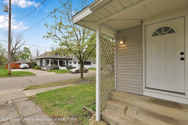 218 W Thomas St, Lansing, MI 48906 - entrance to property with a lawn