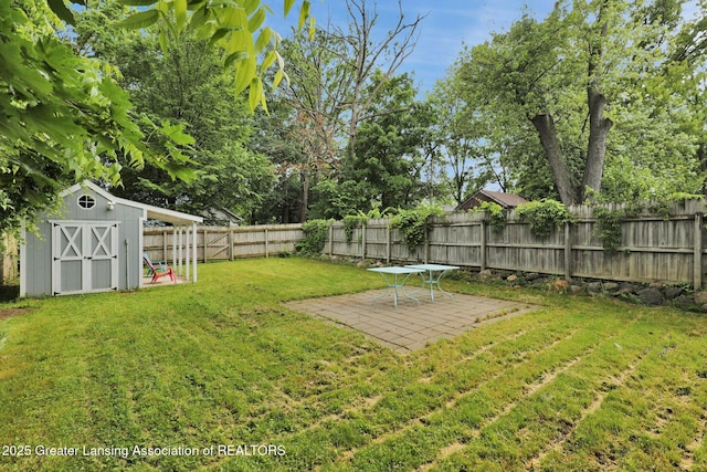 908 Larned St, Lansing, MI 48912 - view of yard featuring a patio