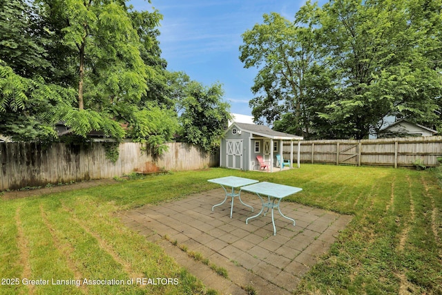908 Larned St, Lansing, MI 48912 - view of yard with a patio