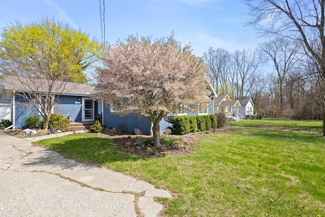 view of front of property featuring a front lawn