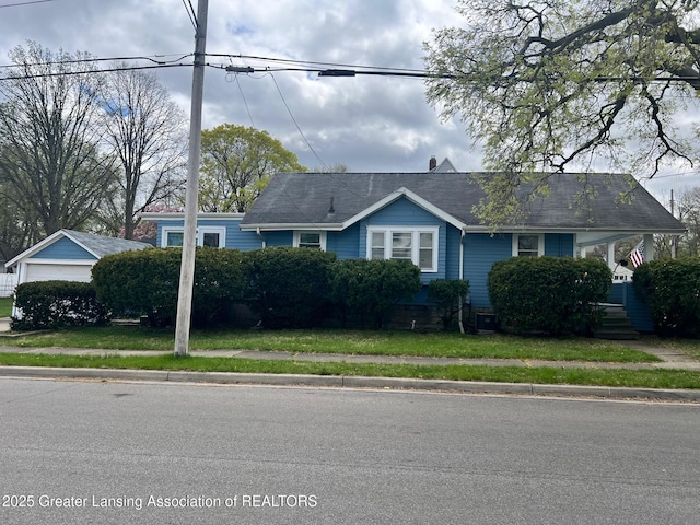 ranch-style home featuring a front lawn