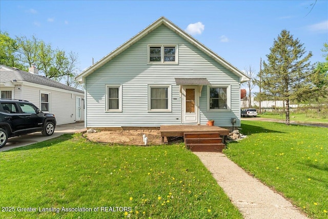 bungalow-style house featuring a front lawn