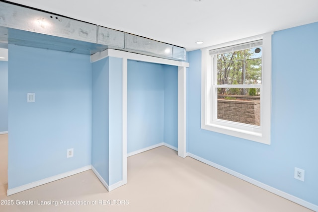 unfurnished bedroom featuring a closet, recessed lighting, and baseboards