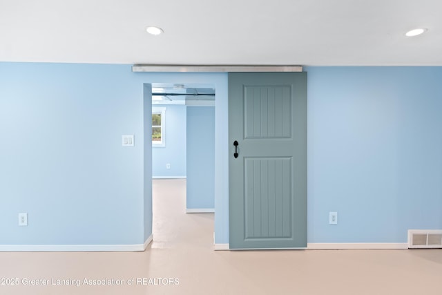 empty room featuring visible vents, recessed lighting, and baseboards