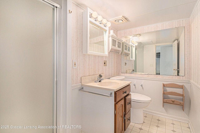full bath featuring visible vents, a shower stall, vanity, toilet, and wallpapered walls