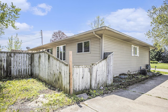 601/603 Farmstead Ln, Lansing, MI 48917 - view of side of home featuring fence