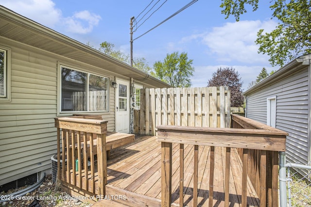601/603 Farmstead Ln, Lansing, MI 48917 - wooden terrace with fence