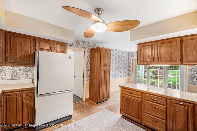 6528 Old River Trl, Lansing, MI 48917 - kitchen featuring freestanding refrigerator, wallpapered walls, light countertops, and ceiling fan