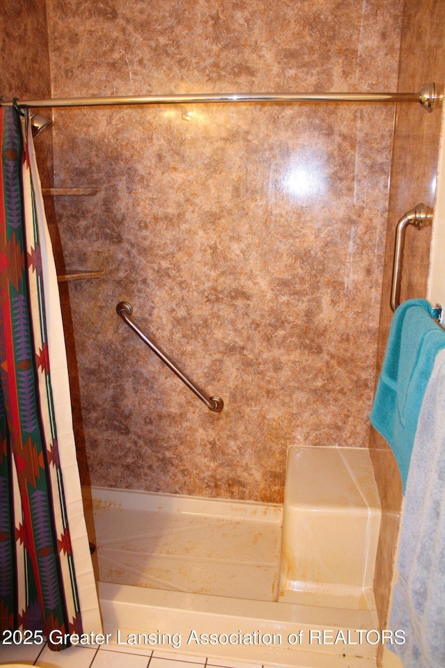 full bathroom featuring a shower with curtain