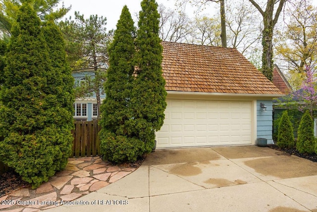 620 Ardson Rd, East Lansing, MI 48823 - detached garage featuring fence