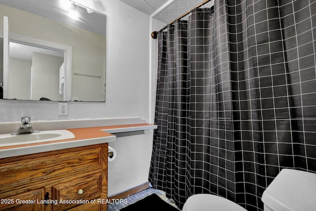 full bathroom featuring toilet, curtained shower, and vanity