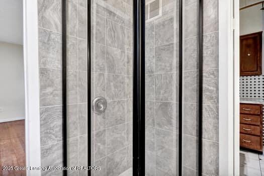1600 S Pennsylvania Ave, Lansing, MI 48910 - bathroom featuring a stall shower