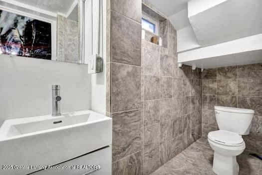 1600 S Pennsylvania Ave, Lansing, MI 48910 - bathroom featuring vanity and toilet