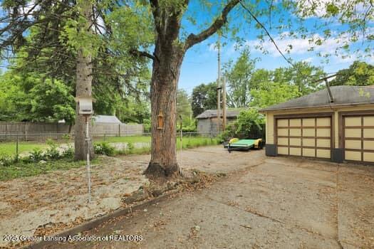 1600 S Pennsylvania Ave, Lansing, MI 48910 - view of yard featuring a detached garage