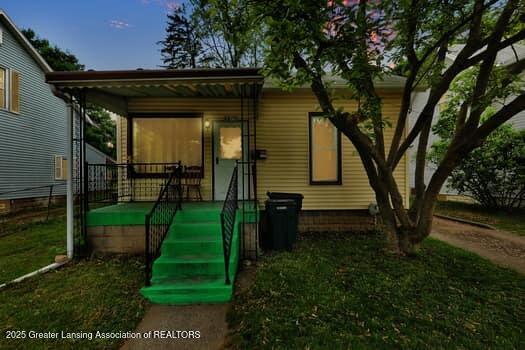 1600 S Pennsylvania Ave, Lansing, MI 48910 - view of front of home with a front lawn
