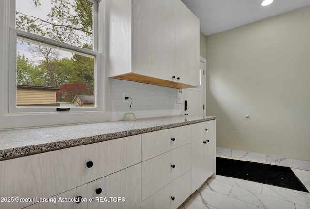 1127 W Saginaw St, Lansing, MI 48915 - room details with recessed lighting and tasteful backsplash