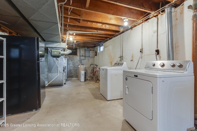 laundry area with laundry area and washing machine and clothes dryer