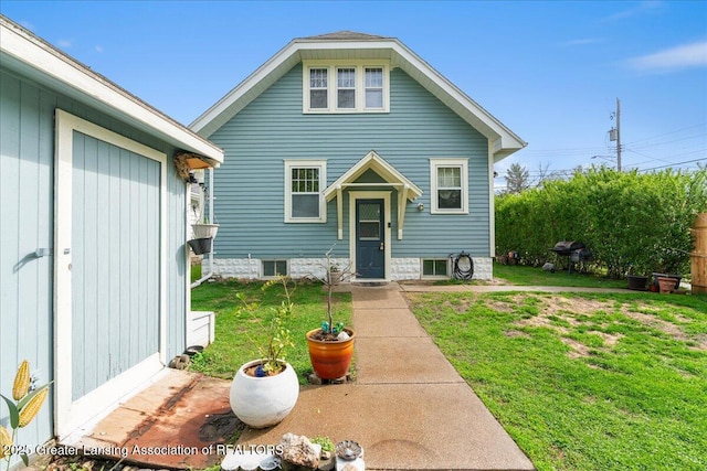bungalow-style house with a front yard
