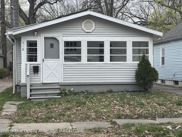 view of front facade with entry steps