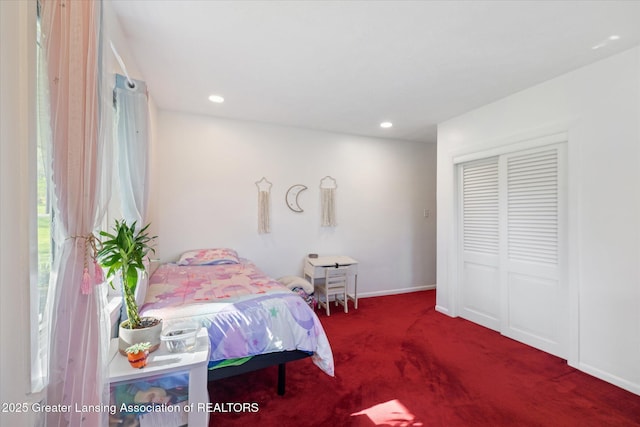 carpeted bedroom featuring recessed lighting, baseboards, and a closet