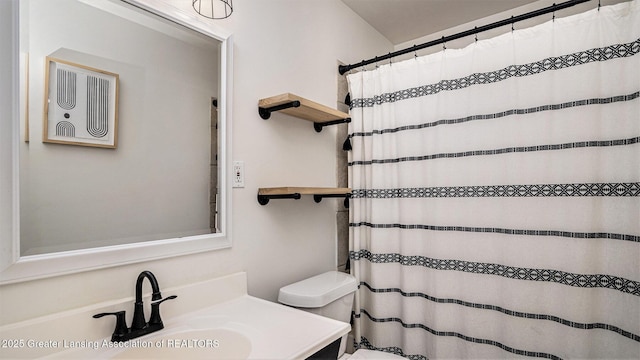 full bath with vanity, curtained shower, and toilet