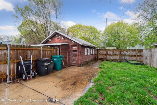 view of outdoor structure featuring an outdoor structure and a fenced backyard