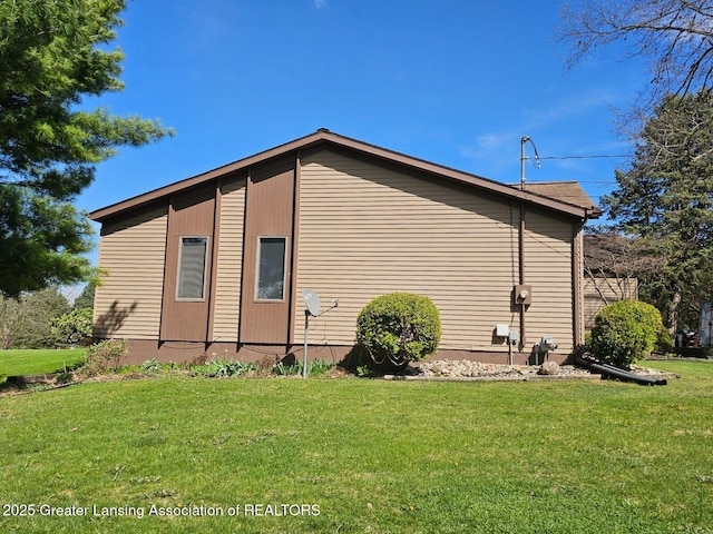 9466 W Grand River Ave, Grand Ledge, MI 48837 - view of side of home with a yard