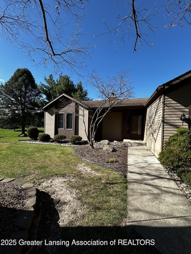 9466 W Grand River Ave, Grand Ledge, MI 48837 - view of front facade featuring a front lawn