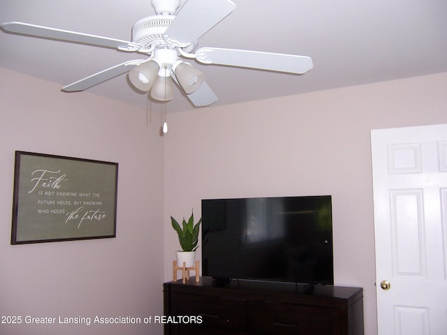 room details featuring a ceiling fan