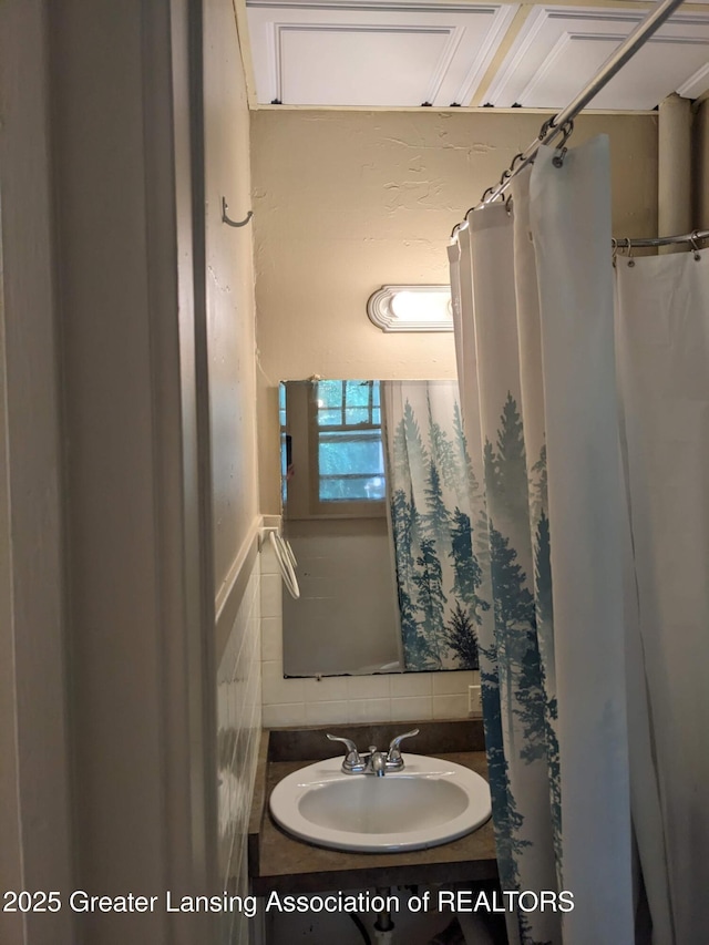 bathroom with vanity and tasteful backsplash