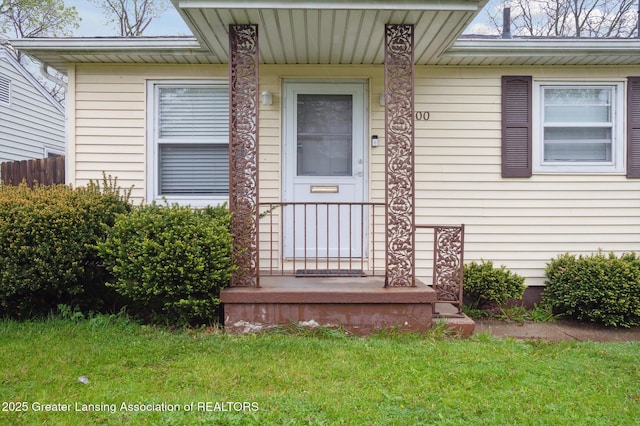 900 Holten St, Lansing, MI 48915 - doorway to property with a yard