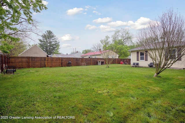 900 Holten St, Lansing, MI 48915 - view of yard