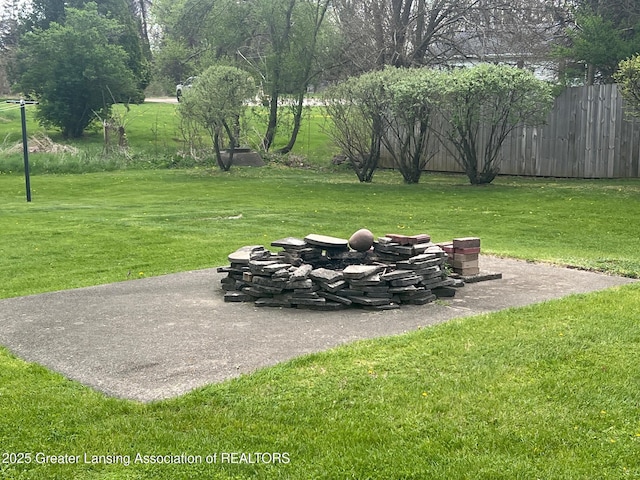 view of yard featuring an outdoor fire pit