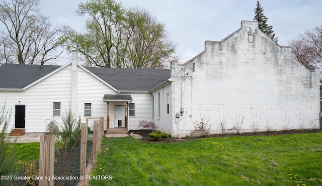 view of front of home featuring a front yard and entry steps