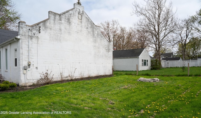 view of side of property featuring a lawn