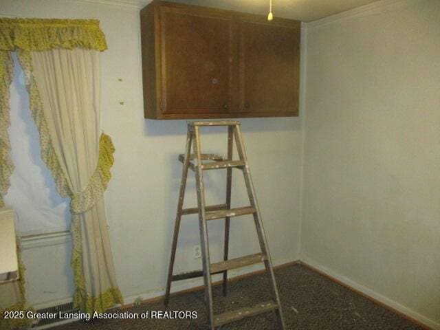 washroom featuring baseboards