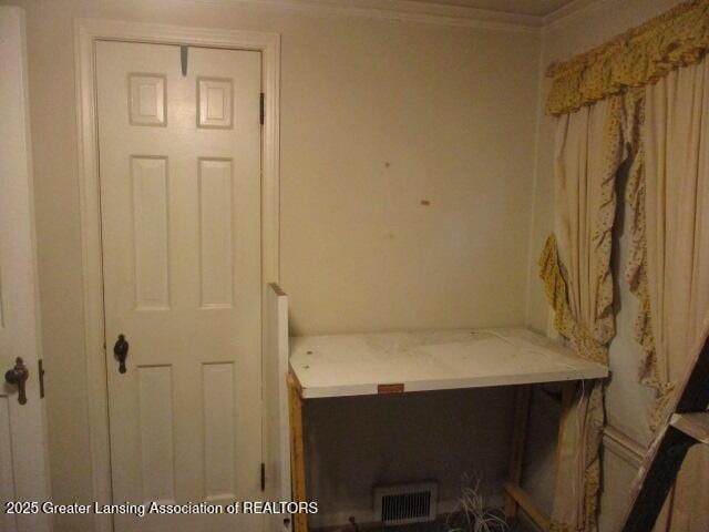 bathroom featuring crown molding