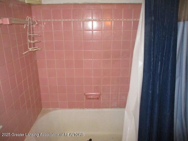 full bathroom featuring shower / bath combo with shower curtain