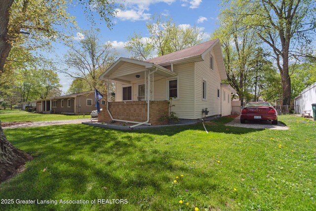 view of front facade with a front lawn