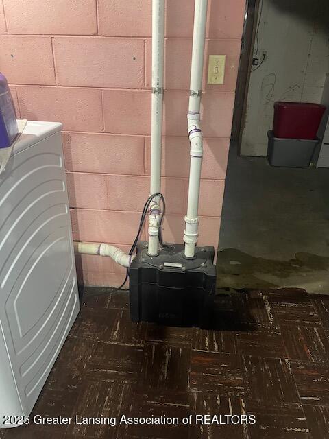 6422 E Saginaw Hwy, Grand Ledge, MI 48837 - detailed view of concrete block wall and washer / dryer