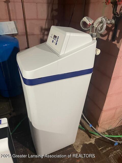 6422 E Saginaw Hwy, Grand Ledge, MI 48837 - clothes washing area featuring concrete block wall