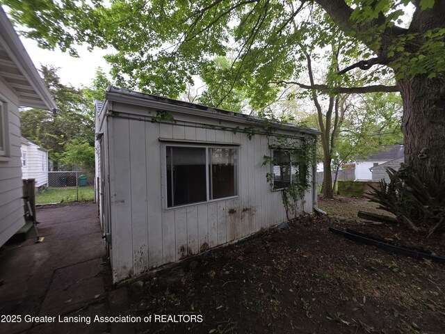 526 Fenton St, Lansing, MI 48910 - view of home's exterior featuring fence and an outdoor structure