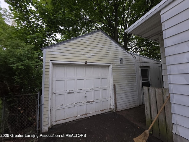 526 Fenton St, Lansing, MI 48910 - detached garage featuring fence