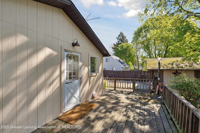 933 W Northrup St, Lansing, MI 48911 - wooden terrace with fence