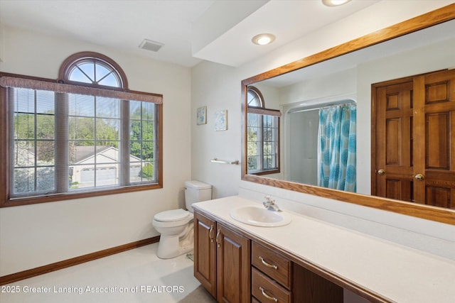900 Oneida Woods Trl, Grand Ledge, MI 48837 - full bath featuring toilet, vanity, a shower with curtain, and baseboards