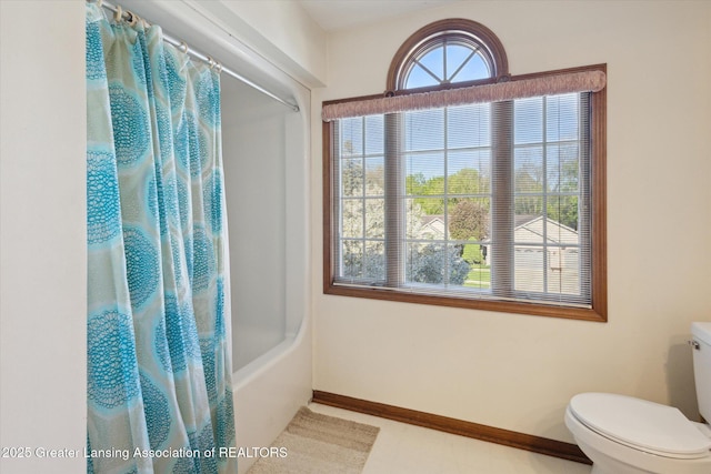 900 Oneida Woods Trl, Grand Ledge, MI 48837 - full bath featuring toilet and baseboards