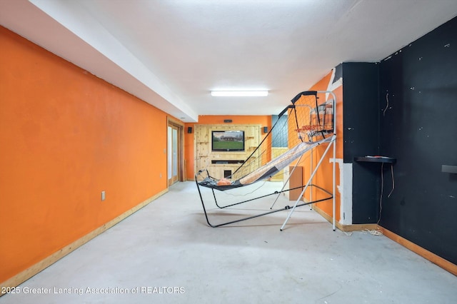 exercise area featuring baseboards